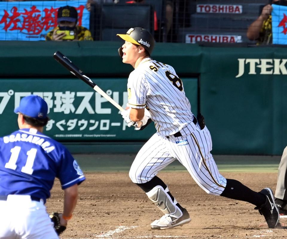 　４回、一ゴロに倒れ悔しがる阪神・佐藤輝（撮影・飯室逸平）