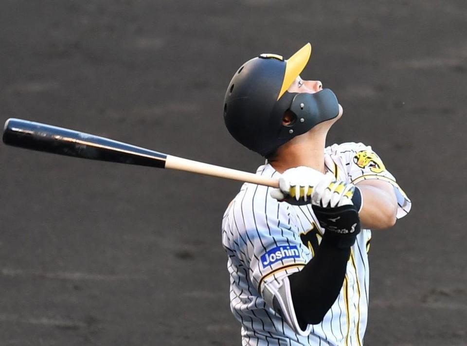 　８回、佐藤輝は二飛に倒れる（撮影・佐々木彰尚）