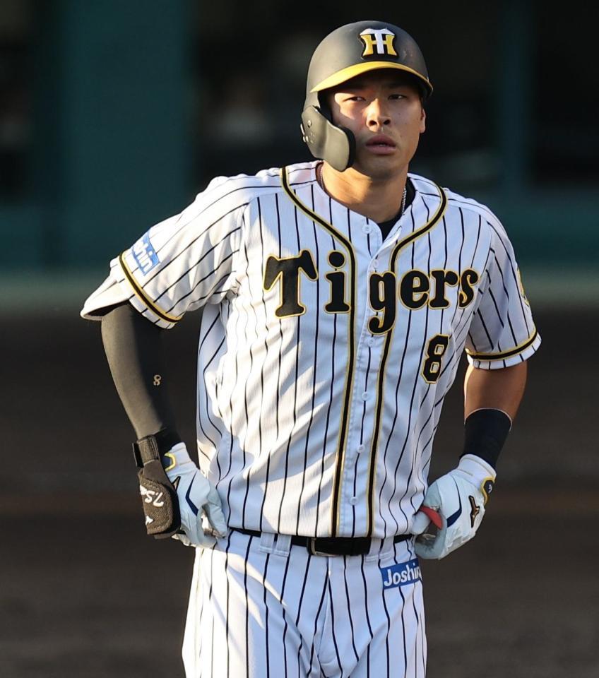 　８回、佐藤輝が二飛に倒れる