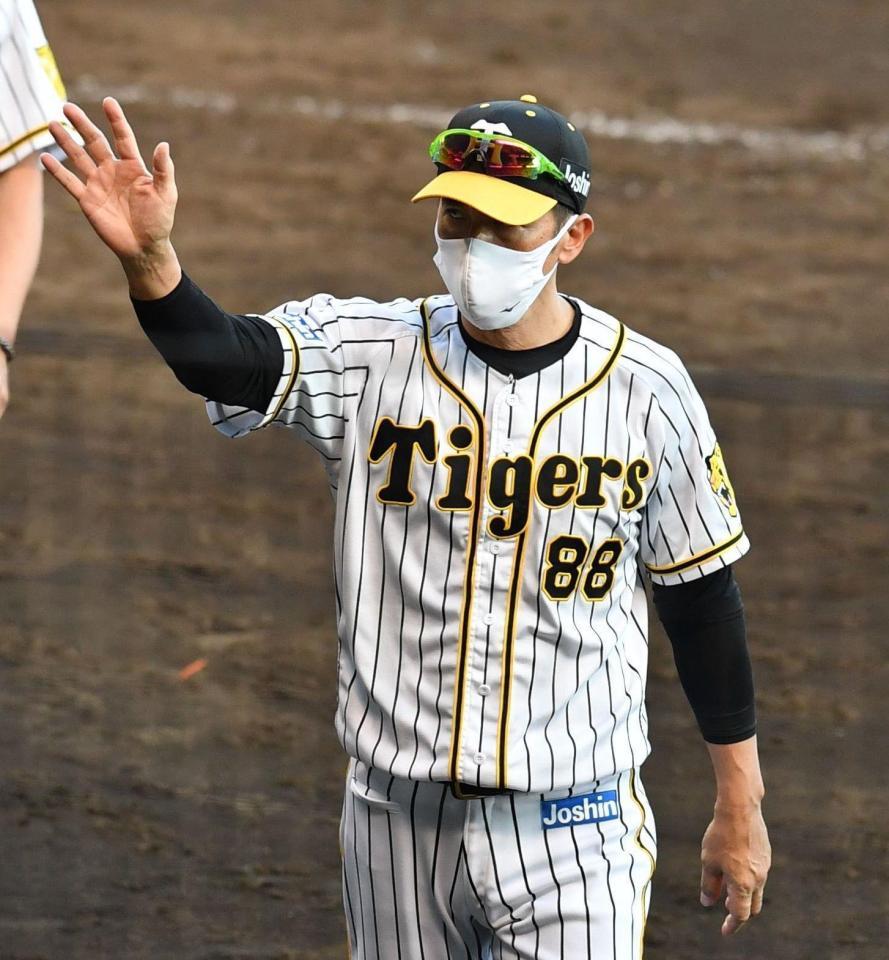 　ファンの声援に応える矢野監督（撮影・佐々木彰尚）