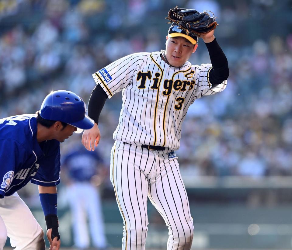 　７回、大山は飛び出した三走・福田をタッチアウトにする（撮影・山口登）