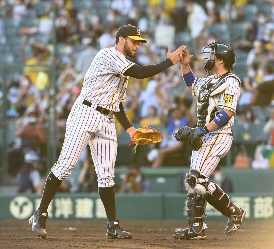 　試合を締めた・スアレス（左）は梅野と喜ぶ（撮影・山口登）