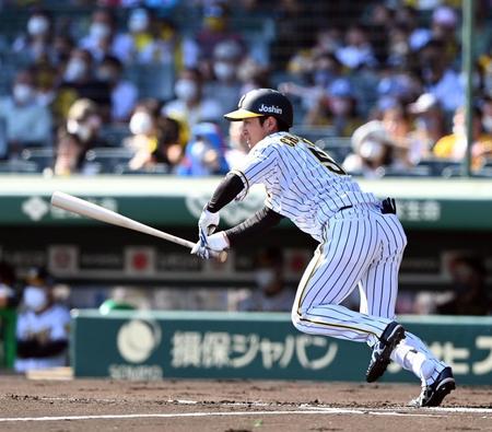 　１回、近本は右前打を放つ（撮影・山口登）