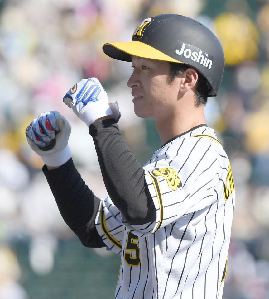 １回、安打を放った近本はベンチへ向かって両手をあげる＝甲子園（撮影・田中太一）