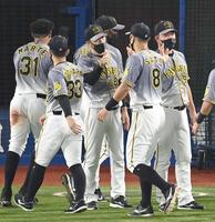 　ハイタッチでナインを迎える矢野監督（撮影・飯室逸平）