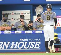 　６回、けん制でアウトになった佐藤輝に厳しい表情の矢野監督（撮影・金田祐二）