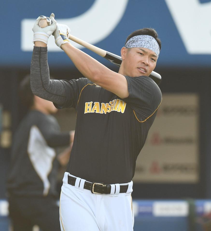　打撃練習する佐藤輝（撮影・金田祐二）