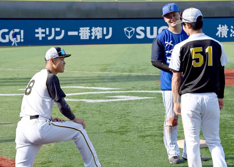 　試合前、牧（奥）と話をする佐藤輝と中野（撮影・田中太一）
