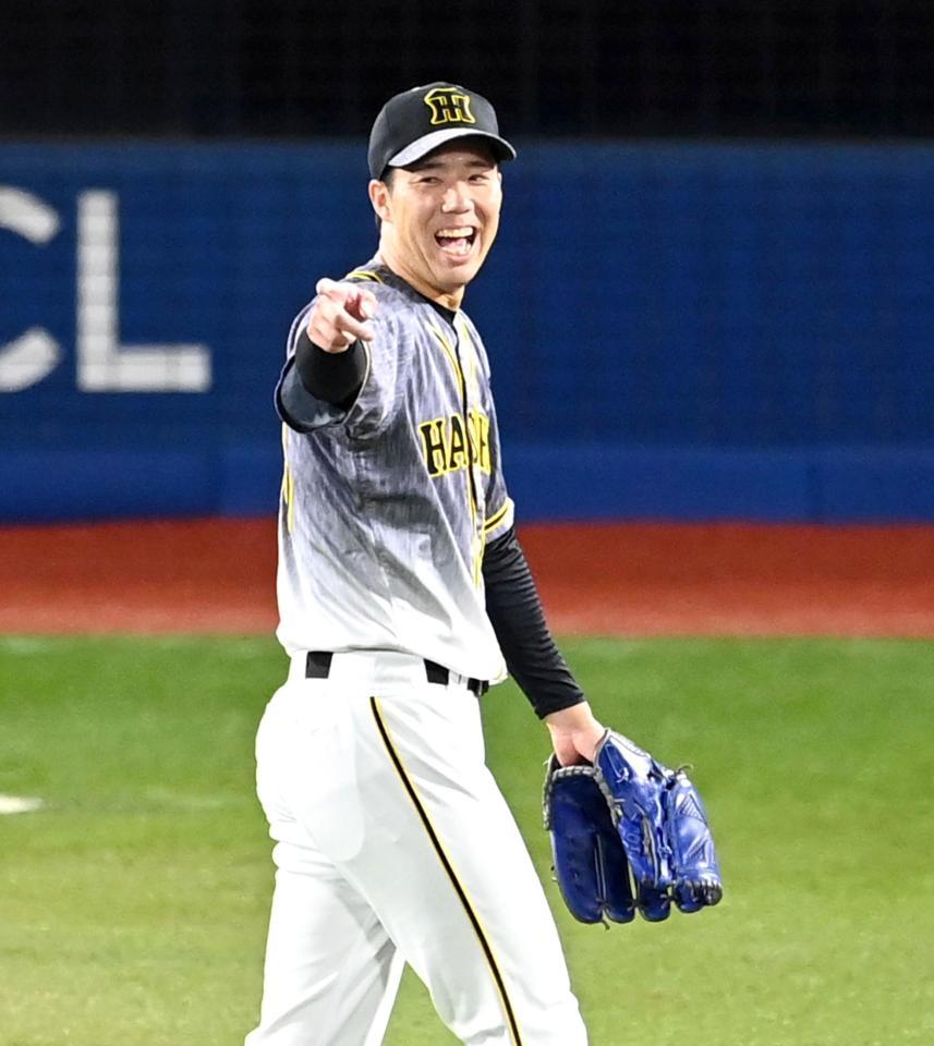 　３回、笑顔で野手に声をかける青柳（撮影・飯室逸平）