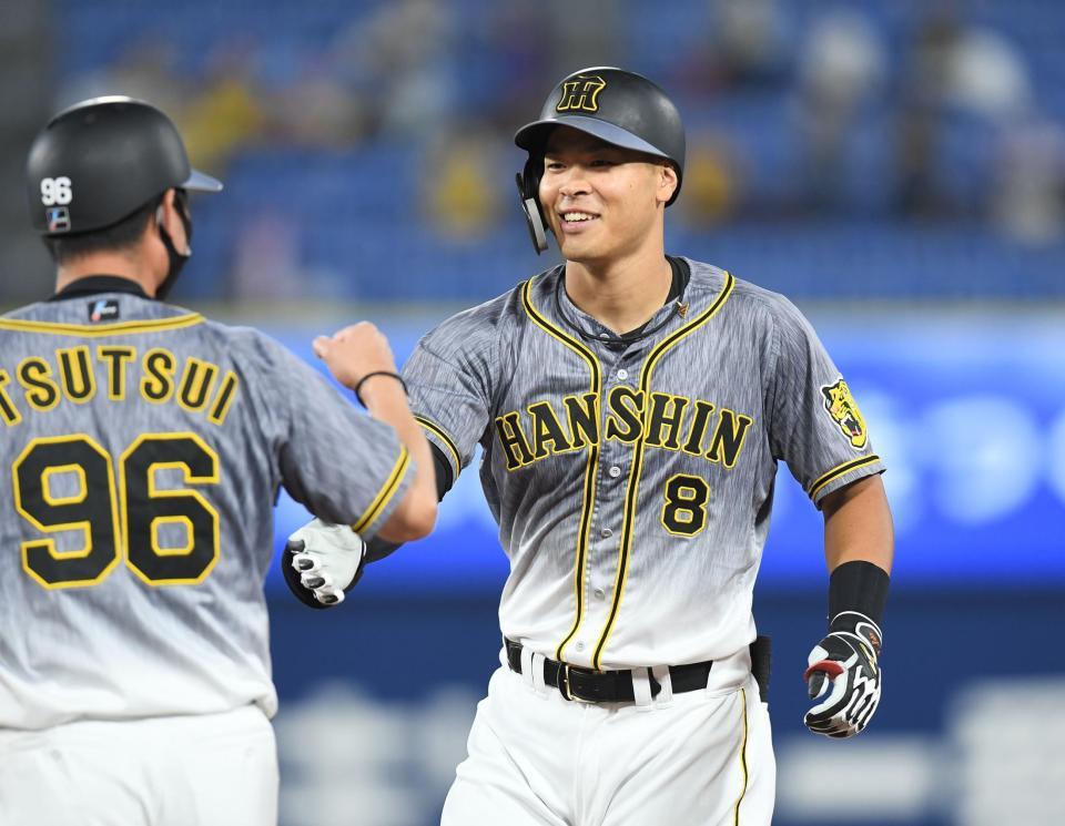 　１回、右前適時打を放ち笑顔を見せる佐藤輝（撮影・金田祐二）