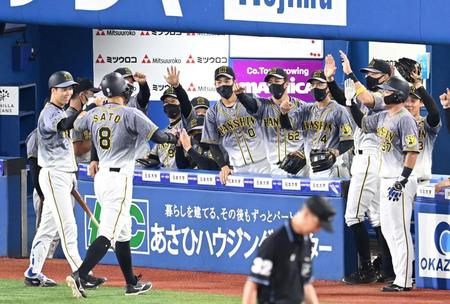 　１回、タイムリーを放った佐藤輝を笑顔で出迎える阪神ナイン（撮影・飯室逸平）