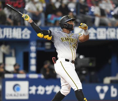４回阪神１死一塁、右中間に先制２ランを放つ阪神　メル・ロハス・ジュニア＝横浜（撮影・金田祐二）