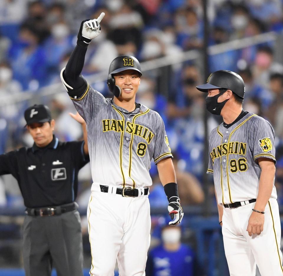 　１回、適時打を放ち塁上で喜ぶ佐藤輝（撮影・田中太一）