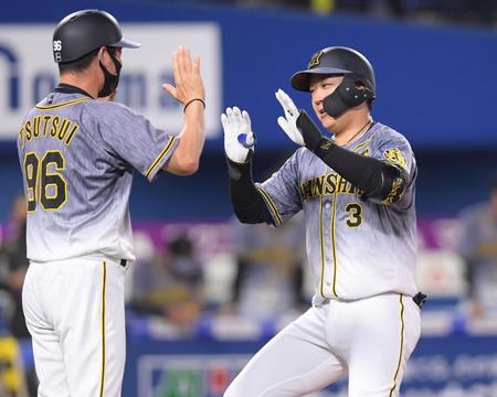 ３回、左越え２ランを放ち笑顔で生還の阪神・大山