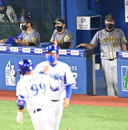 ８回、ＤｅＮＡ・ソトの勝ち越し２ランにベンチで厳しい表情の阪神・矢野燿大監督＝横浜スタジアム（撮影・飯室逸平）