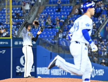８回、ＤｅＮＡ　ネフタリ・ソト（手前）に逆転２ランを許す阪神・及川雅貴＝横浜スタジアム（撮影・田中太一）