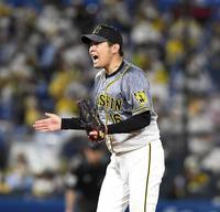 　６回、ソトの空振り三振に雄たけびを上げる西勇