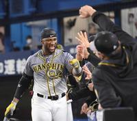 　４回、先制２ランを放ち笑顔でナインとタッチを交わす