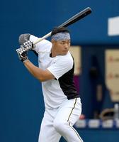 打撃練習する阪神・佐藤輝明＝横浜（撮影・金田祐二）