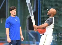 　ＤｅＮＡ・オースティン（左）からバットを受け取り感触を確かめる阪神・ロハス（撮影・田中太一）