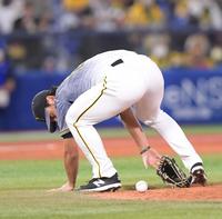 ４回、宮崎のゴロを捕球の際、グラブを踏んでしまい、焦った伊藤将は一塁へ悪送球