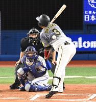 ６回、死球を受ける大山