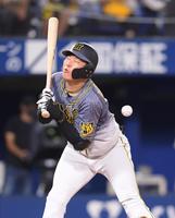 　５回、死球を受ける大山