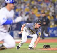  ４回、宮崎のゴロを捕球の際、グラブを踏んでしまい、焦った伊藤将は一塁へ悪送球