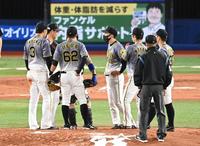 ８回、自らマウンドに出向き、声をかける阪神・矢野燿大監督＝横浜スタジアム（撮影・飯室逸平）