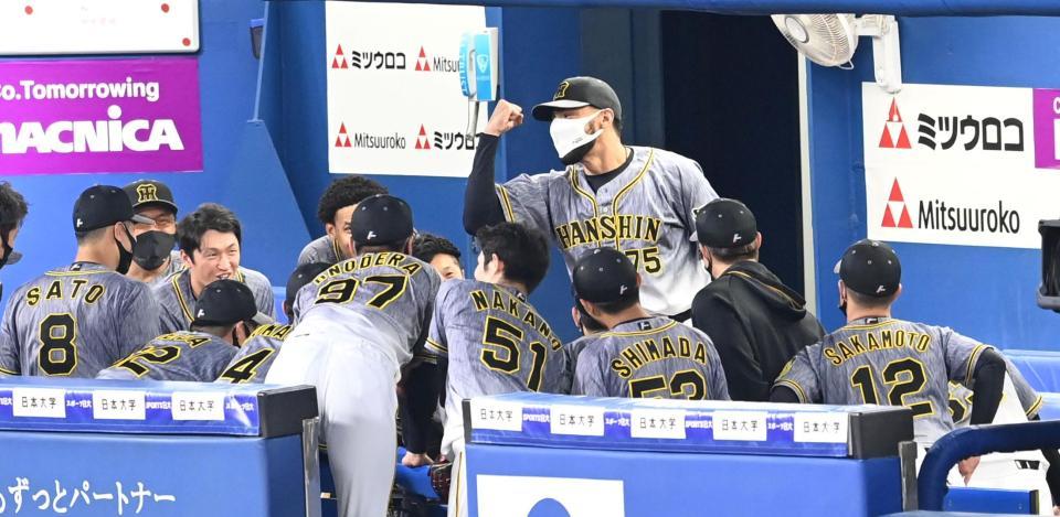 試合前の円陣でナインを鼓舞する阪神・ロベルト　スアレス＝横浜スタジアム（撮影・飯室逸平）