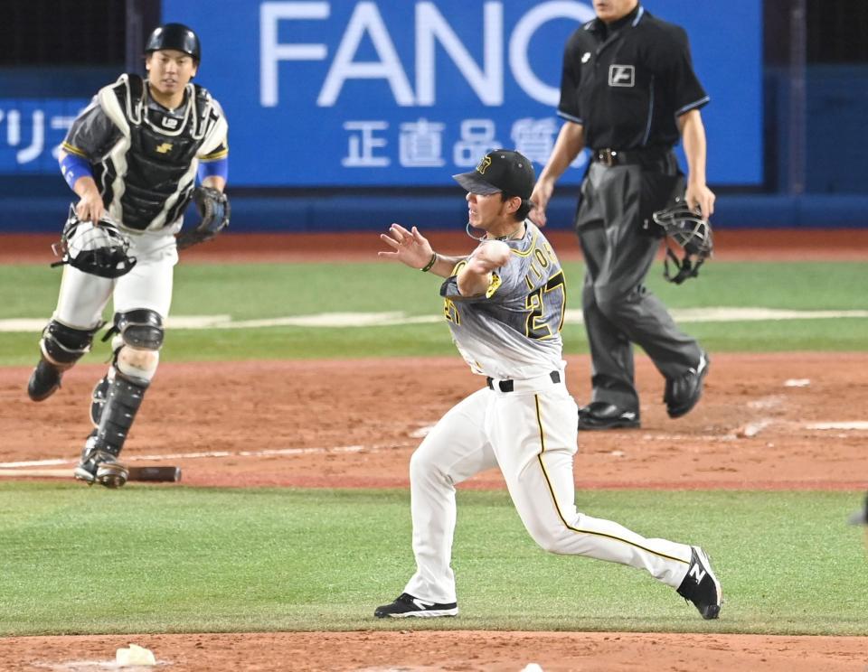 　４回、宮崎のゴロを一塁へ悪送球する伊藤将