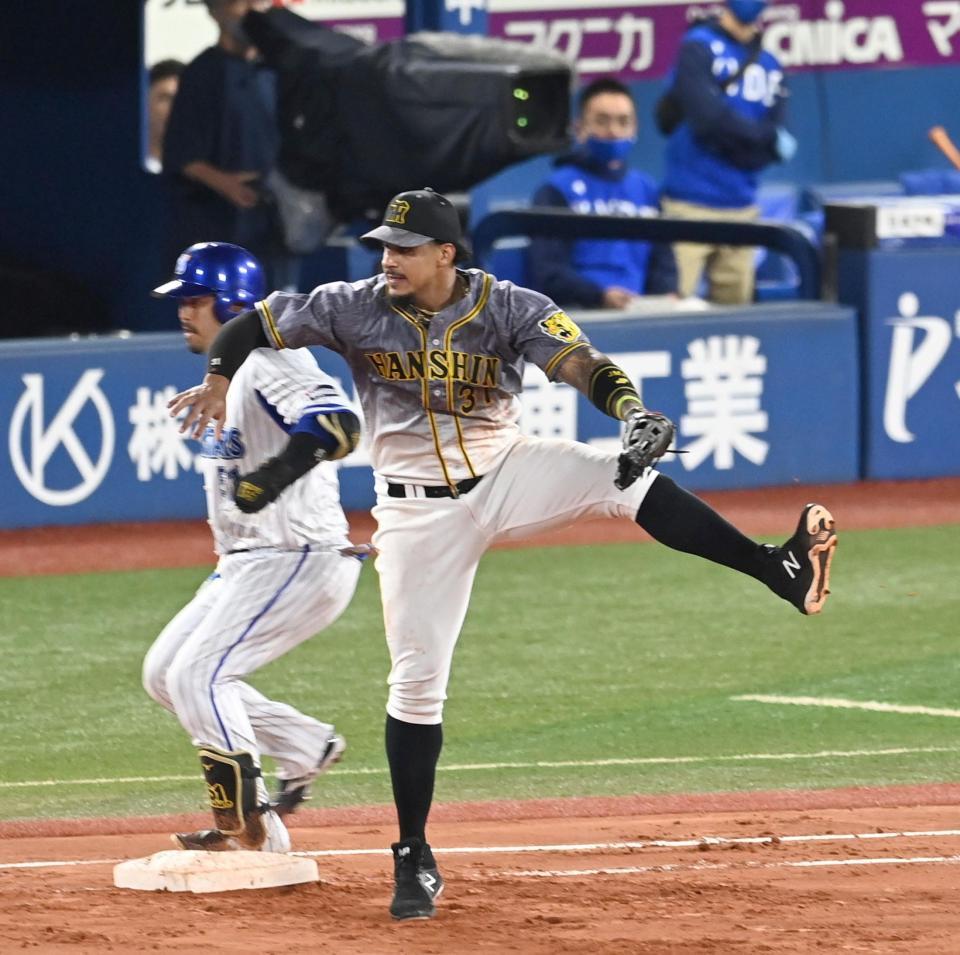 ４回、阪神・伊藤将司の送球が大きく逸れ阪神・ジェフリー　マルテは捕れず＝横浜スタジアム（撮影・飯室逸平）