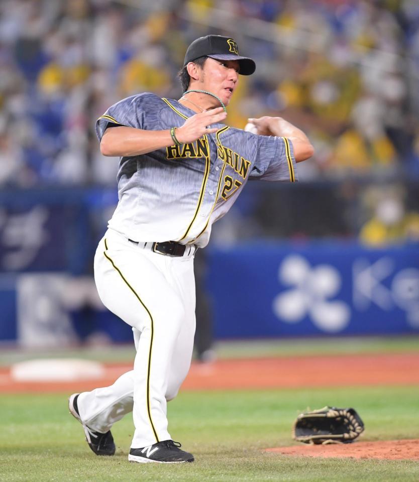  ４回、宮崎のゴロを捕球の際、グラブを踏んでしまい、焦った伊藤将は一塁へ悪送球