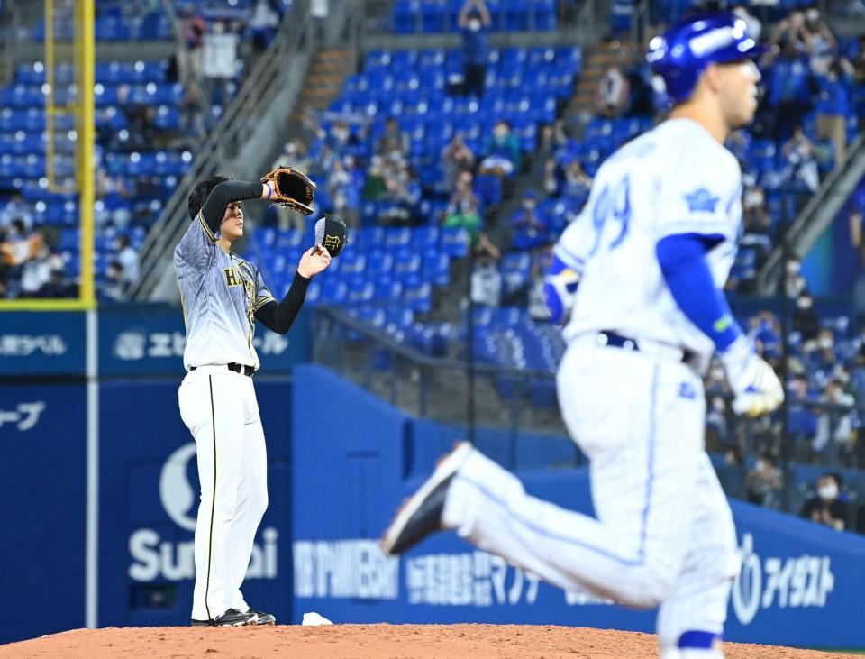 ８回、ソト（手前）に逆転２ランを許す及川