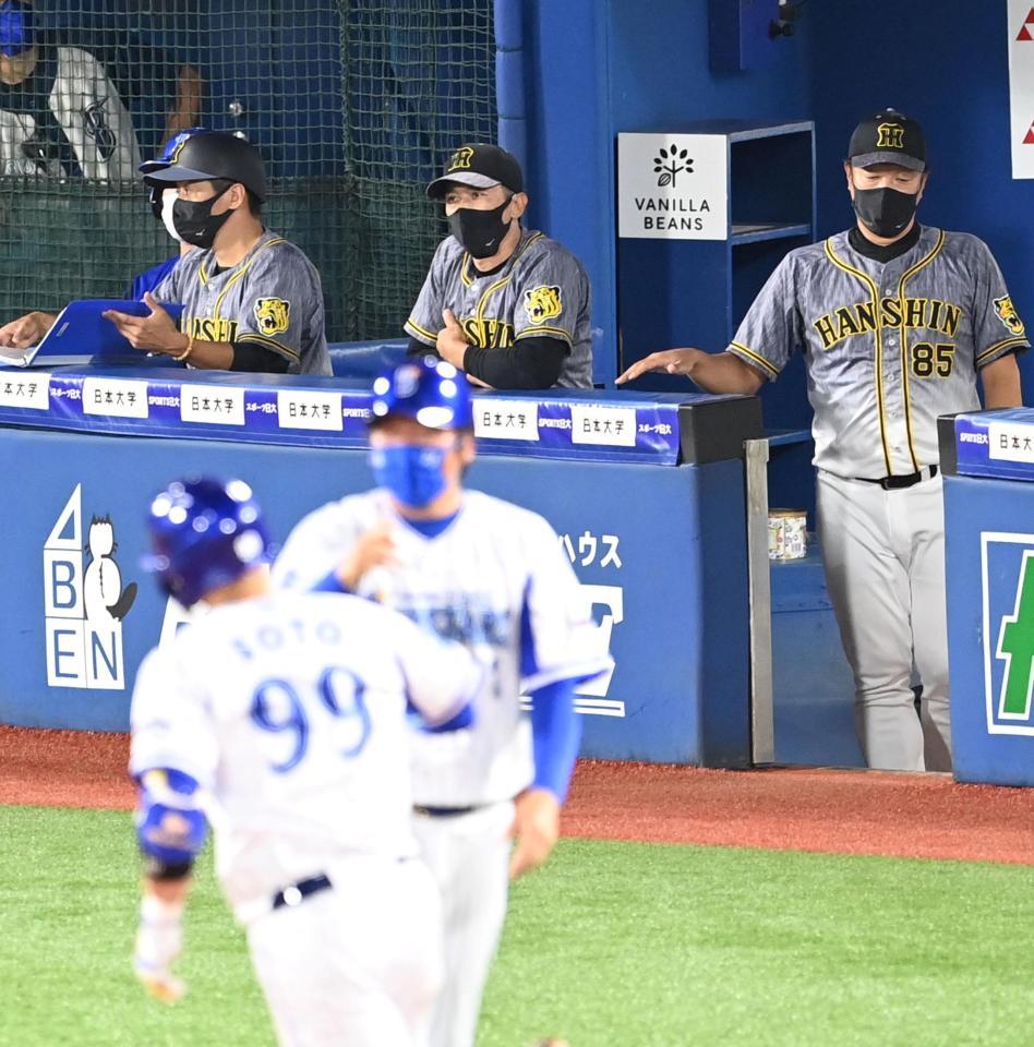 ８回、ＤｅＮＡ・ソトの勝ち越し２ランにベンチで厳しい表情の阪神・矢野燿大監督＝横浜スタジアム（撮影・飯室逸平）