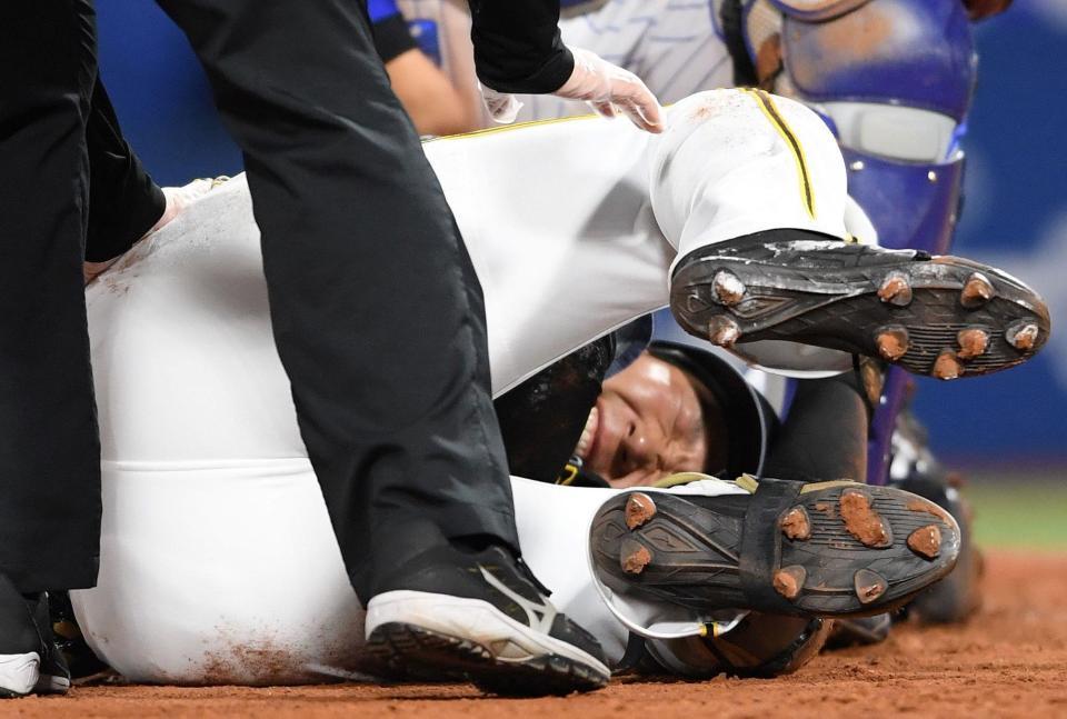 　６回、死球を受け倒れ込む大山