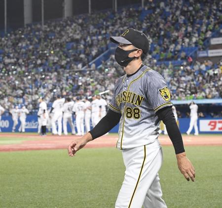 　勝利に沸くヤクルトナインを尻目にグラウンドを後にする矢野監督（撮影・飯室逸平）