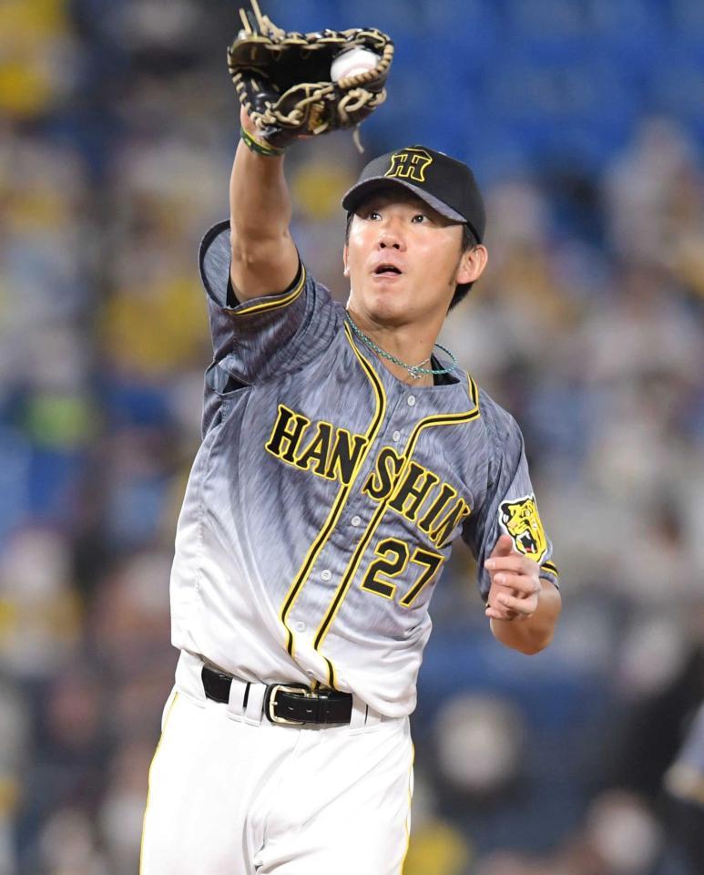 　１回、楠本を投ゴロに仕留める伊藤将（撮影・金田祐二）