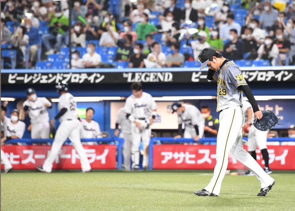 　５回、ヤクルトに追加点を許し、うなだれる高橋（撮影・飯室逸平）