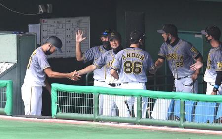 ロッテに勝利し、首脳陣と喜ぶ平田２軍監督（中央）＝撮影・北村雅宏