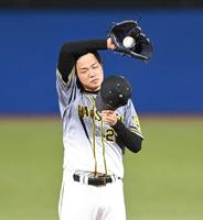 　１回、マウンドで汗をぬぐう高橋（撮影・飯室逸平）