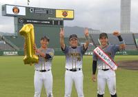 ファーム日本一に輝き、ポーズを決める（左から）優秀選手の片山、平田２軍監督、ＭＶＰの遠藤（撮影・高部洋祐）