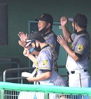 ロッテに勝利し、ベンチで喜ぶ平田２軍監督（奥中央）＝撮影・北村雅宏