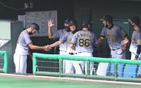 ロッテに勝利し、首脳陣と喜ぶ平田２軍監督（中央）＝撮影・北村雅宏