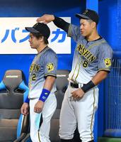 ベンチスタートとなった梅野（左）と佐藤輝（撮影・西岡正）