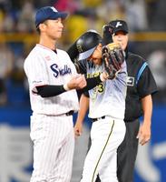 　７回、右翼線に勝ち越し二塁打を放ち、喜びをかみしめる島田（撮影・西岡正）