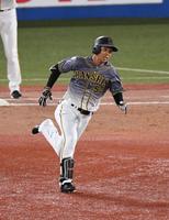 ７回、勝ち越し適時二塁打を放つ島田（撮影・金田祐二）