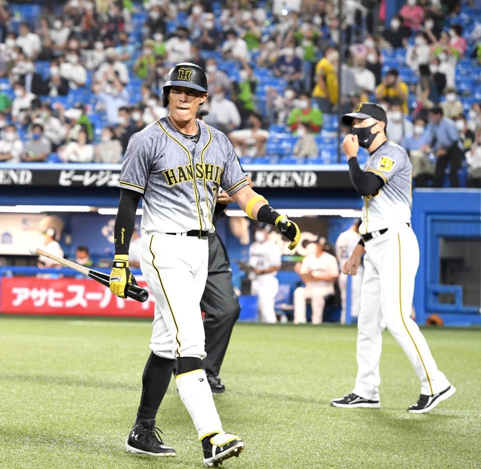 　７回、空振り三振に倒れベンチへ戻る糸井（撮影・飯室逸平）