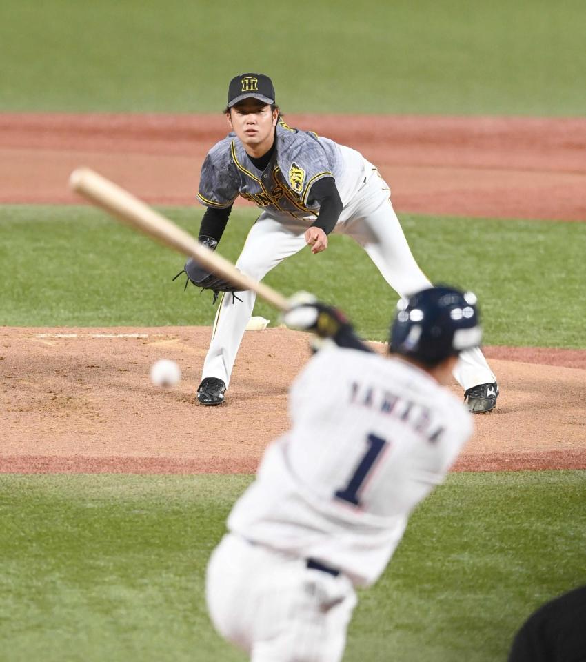 　１回、山田を遊ゴロに斬る高橋（撮影・飯室逸平）