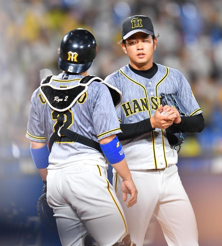 　村上に先制二塁打を浴び梅野（左）と話す高橋（撮影・西岡正）